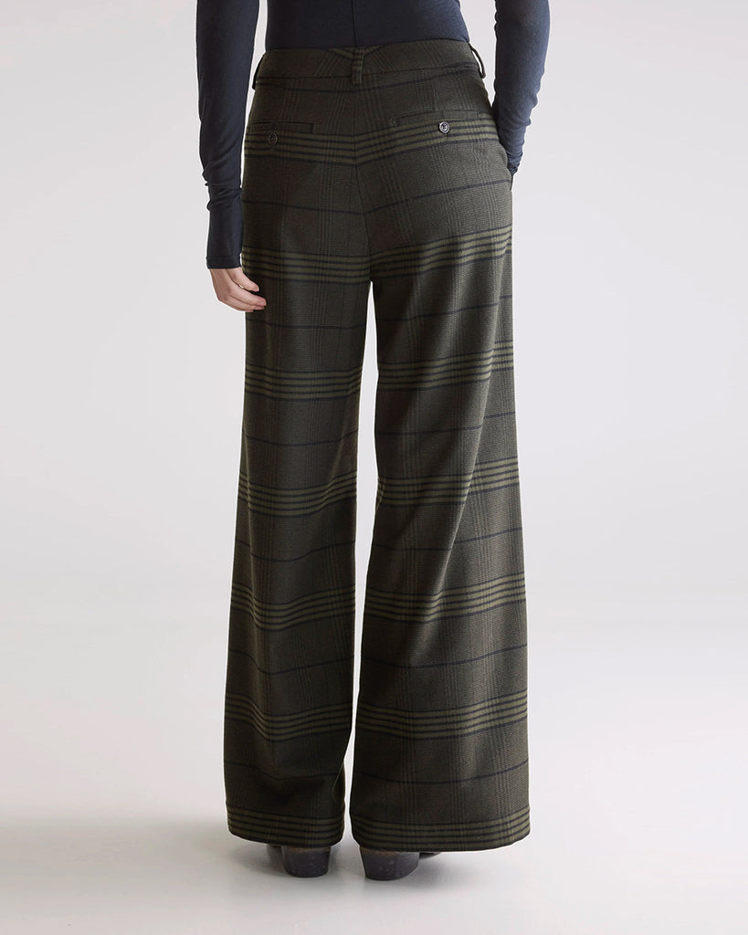 Luźne, materiałowe spodnie Volkert Bellerose z wysokim stanem i zakładkami. Spodnie mają szeroką, prostą nogawkę. Wykonane z miękkiej tkaniny z wiskozą w drobny wzór w jodełkę. Spodnie mają dwie boczne i dwie tylne kieszenie.