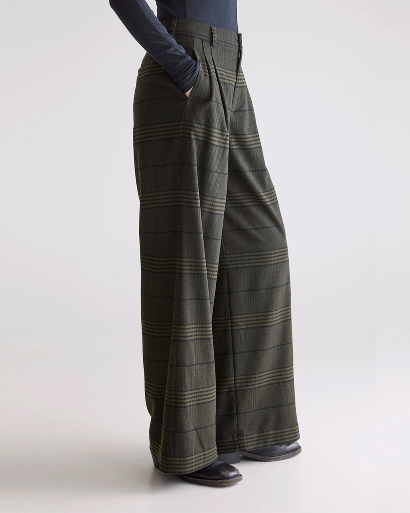 Luźne, materiałowe spodnie Volkert Bellerose z wysokim stanem i zakładkami. Spodnie mają szeroką, prostą nogawkę. Wykonane z miękkiej tkaniny z wiskozą w drobny wzór w jodełkę. Spodnie mają dwie boczne i dwie tylne kieszenie.