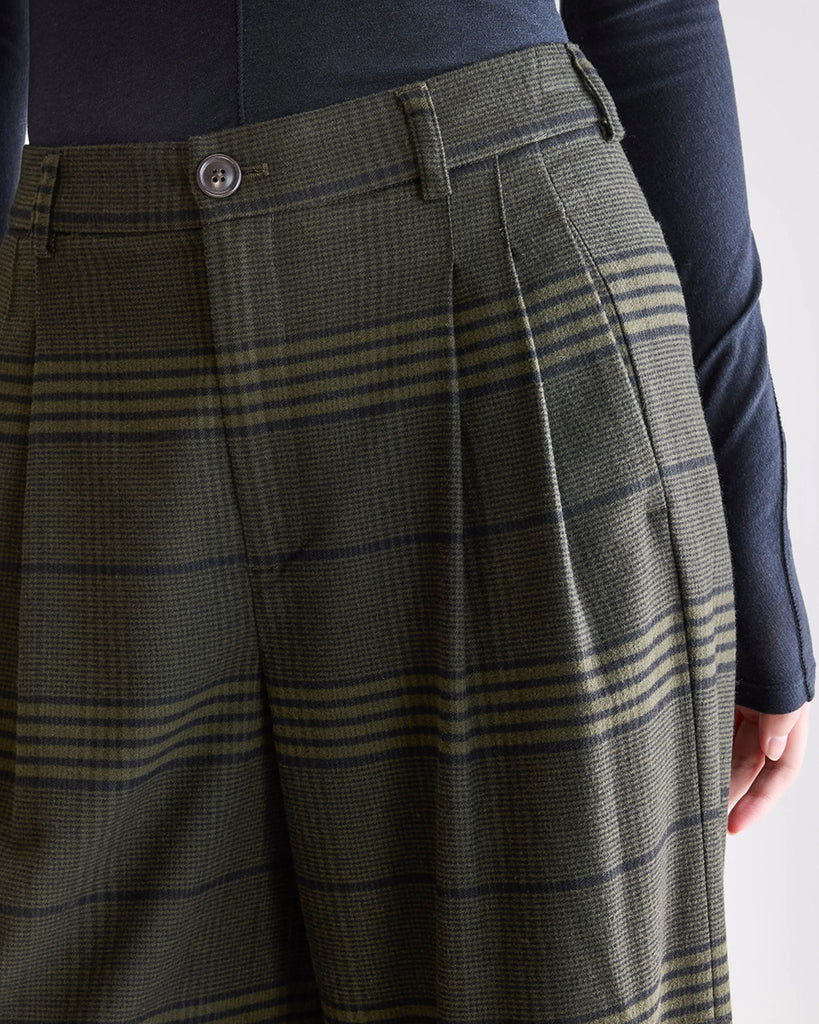 Luźne, materiałowe spodnie Volkert Bellerose z wysokim stanem i zakładkami. Spodnie mają szeroką, prostą nogawkę. Wykonane z miękkiej tkaniny z wiskozą w drobny wzór w jodełkę. Spodnie mają dwie boczne i dwie tylne kieszenie.