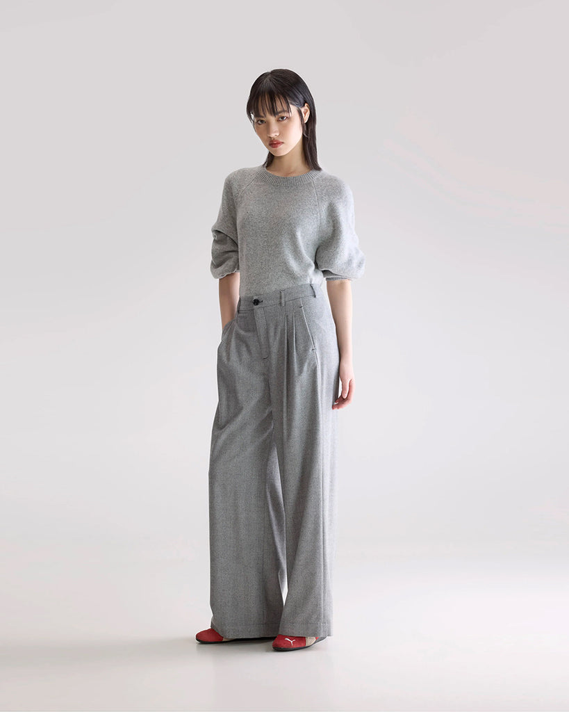 Luźne, materiałowe spodnie Volkert Bellerose z wysokim stanem i zakładkami. Spodnie mają szeroką, prostą nogawkę. Wykonane z miękkiej tkaniny z wiskozą w drobny wzór w jodełkę. Spodnie mają dwie boczne i dwie tylne kieszenie.