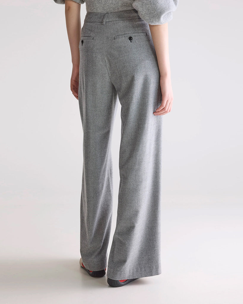 Luźne, materiałowe spodnie Volkert Bellerose z wysokim stanem i zakładkami. Spodnie mają szeroką, prostą nogawkę. Wykonane z miękkiej tkaniny z wiskozą w drobny wzór w jodełkę. Spodnie mają dwie boczne i dwie tylne kieszenie.