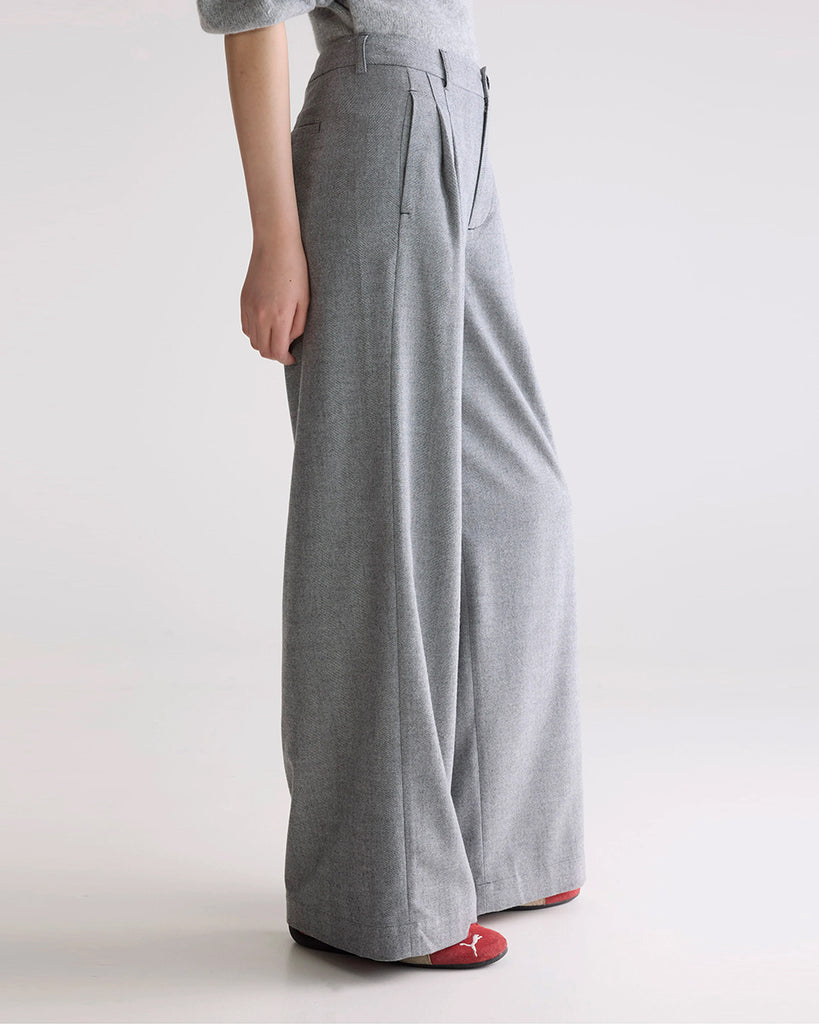 Luźne, materiałowe spodnie Volkert Bellerose z wysokim stanem i zakładkami. Spodnie mają szeroką, prostą nogawkę. Wykonane z miękkiej tkaniny z wiskozą w drobny wzór w jodełkę. Spodnie mają dwie boczne i dwie tylne kieszenie.