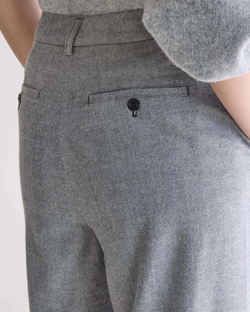 Luźne, materiałowe spodnie Volkert Bellerose z wysokim stanem i zakładkami. Spodnie mają szeroką, prostą nogawkę. Wykonane z miękkiej tkaniny z wiskozą w drobny wzór w jodełkę. Spodnie mają dwie boczne i dwie tylne kieszenie.