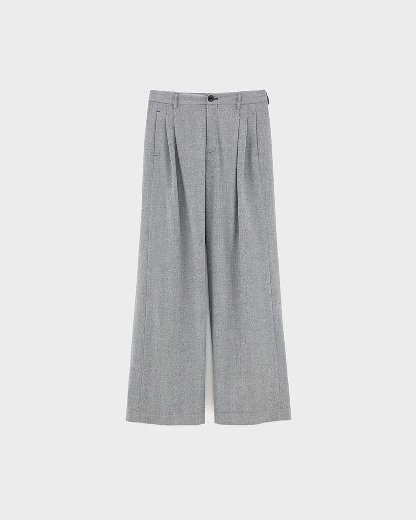 Luźne, materiałowe spodnie Volkert Bellerose z wysokim stanem i zakładkami. Spodnie mają szeroką, prostą nogawkę. Wykonane z miękkiej tkaniny z wiskozą w drobny wzór w jodełkę. Spodnie mają dwie boczne i dwie tylne kieszenie.