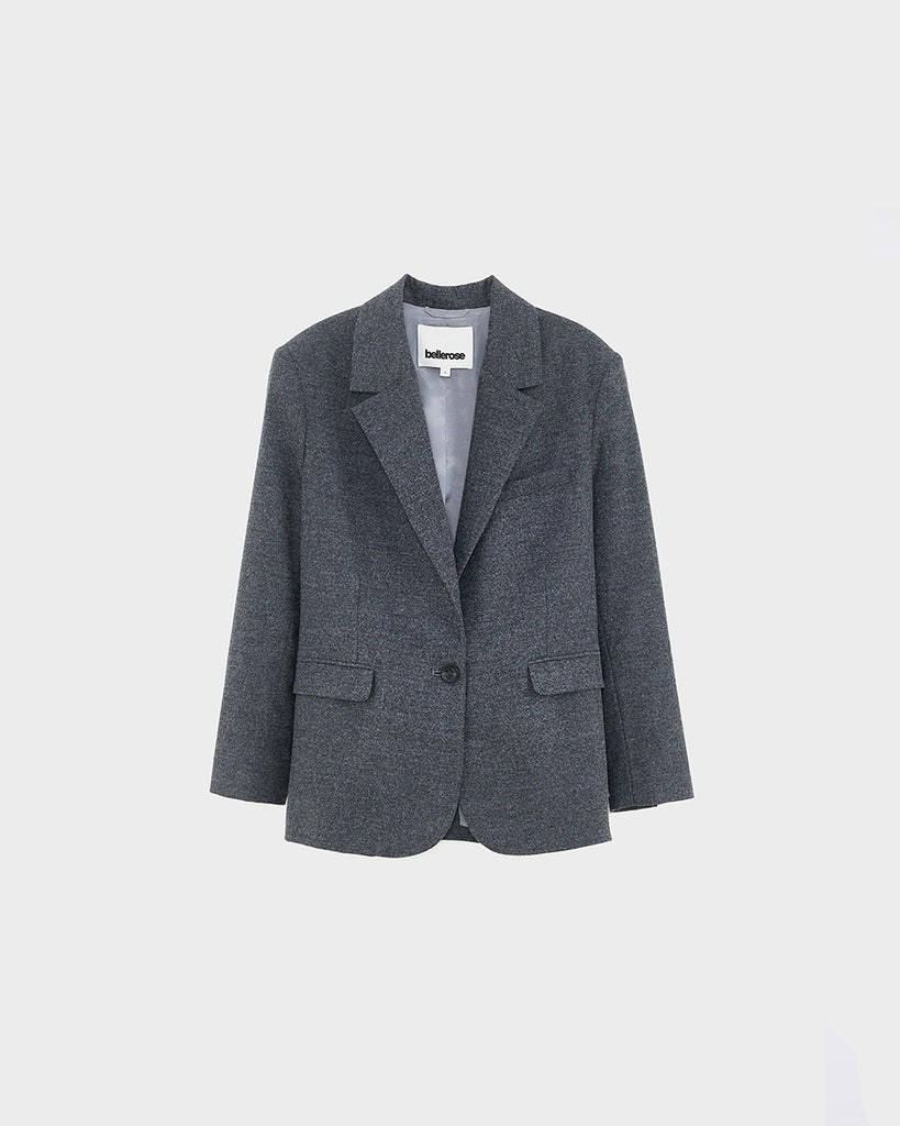 Klasyczna, jednorzędowa marynarka Volle Bellerose zapinana na jeden guzik z przodu. Posiada dwie, przednie kieszenie z klapkami i jedną kieszonkę nad lewą piersią. Marynarka ma prostu krój i luźny fason.