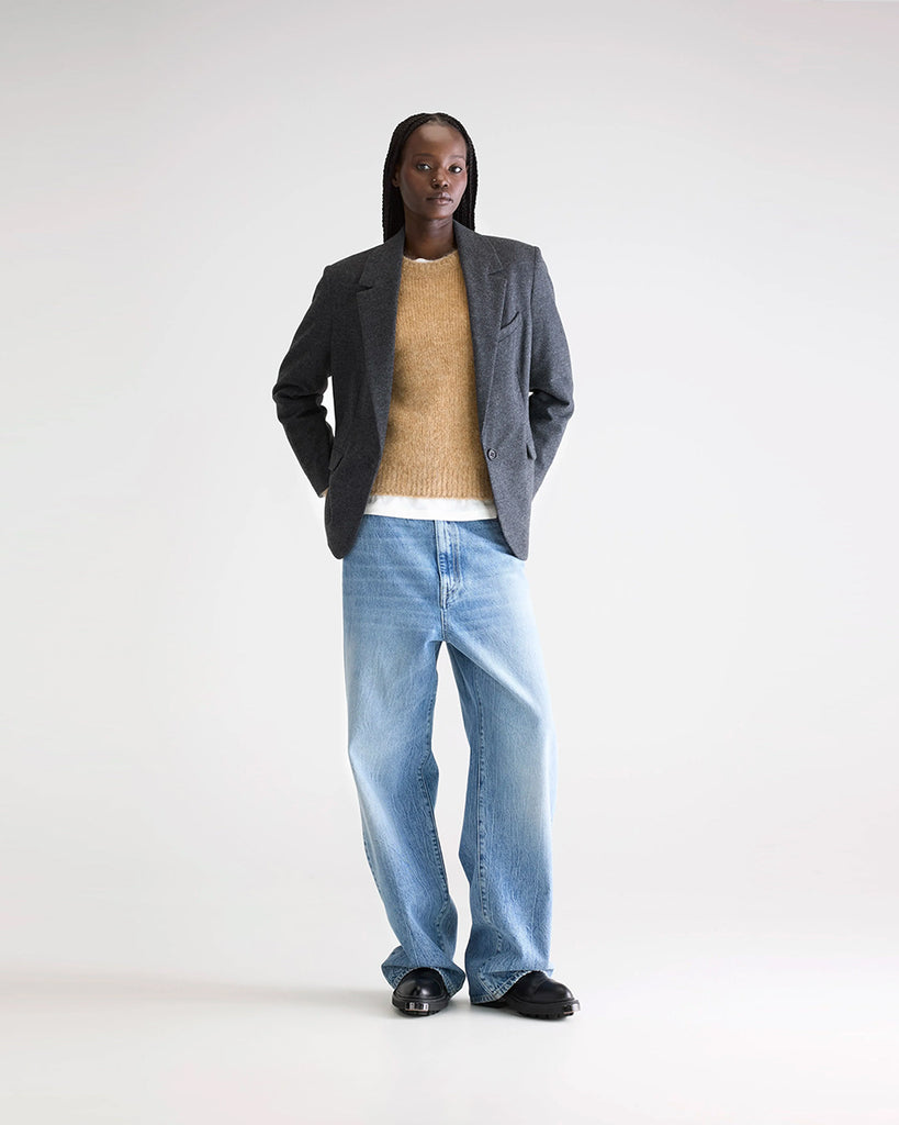 Klasyczna, jednorzędowa marynarka Volle Bellerose zapinana na jeden guzik z przodu. Posiada dwie, przednie kieszenie z klapkami i jedną kieszonkę nad lewą piersią. Marynarka ma prostu krój i luźny fason.