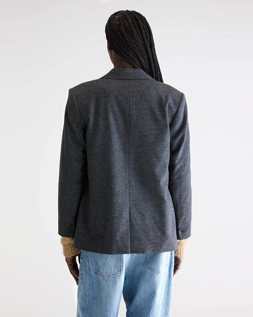 Klasyczna, jednorzędowa marynarka Volle Bellerose zapinana na jeden guzik z przodu. Posiada dwie, przednie kieszenie z klapkami i jedną kieszonkę nad lewą piersią. Marynarka ma prostu krój i luźny fason.