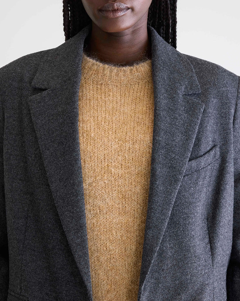 Klasyczna, jednorzędowa marynarka Volle Bellerose zapinana na jeden guzik z przodu. Posiada dwie, przednie kieszenie z klapkami i jedną kieszonkę nad lewą piersią. Marynarka ma prostu krój i luźny fason.