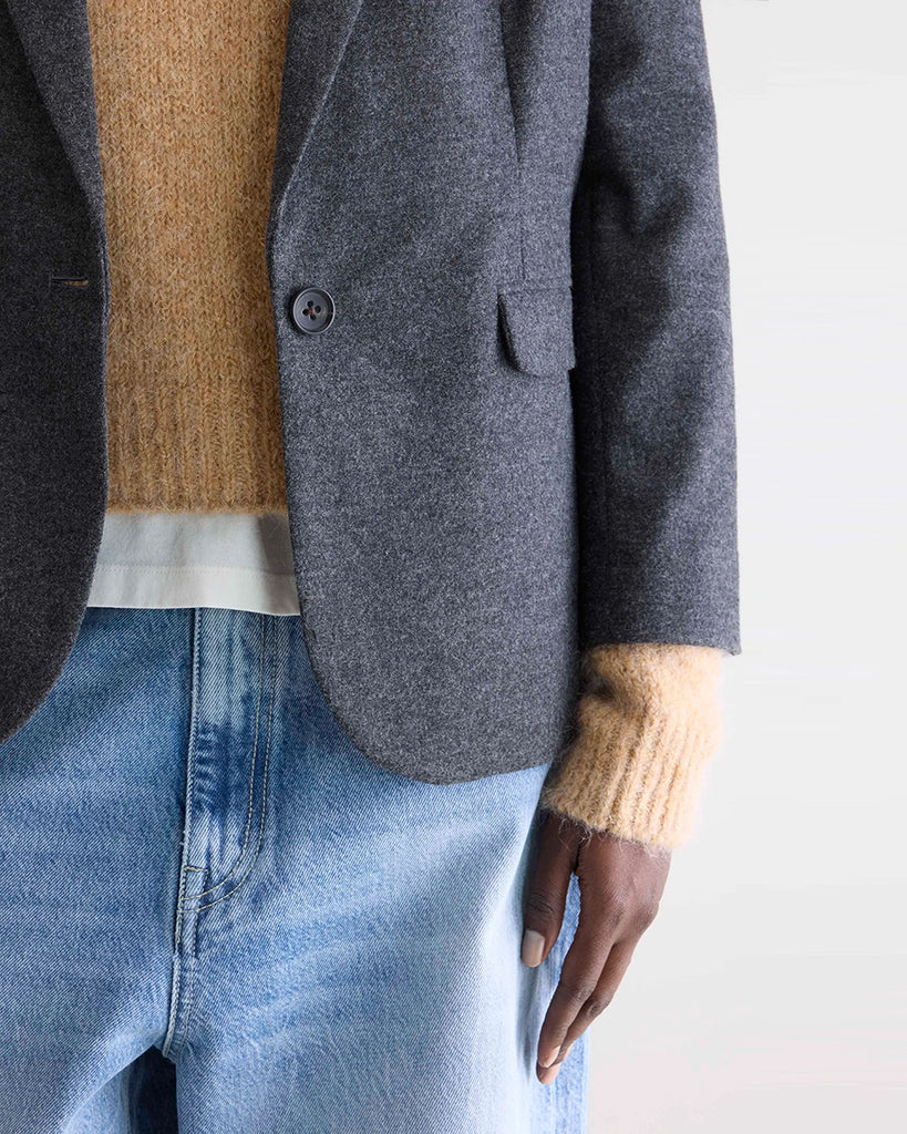 Klasyczna, jednorzędowa marynarka Volle Bellerose zapinana na jeden guzik z przodu. Posiada dwie, przednie kieszenie z klapkami i jedną kieszonkę nad lewą piersią. Marynarka ma prostu krój i luźny fason.