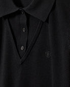 Cienki, wełniany sweter polo Bergen The Garment z kołnierzykiem imitacją dekoltu w serek. Wykonany z miękkiej dzianiny z wełny merynosa. Sweter ma luźny krój i wykończony jest ściągaczami.
