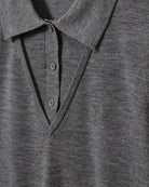 Cienki, wełniany sweter polo Bergen The Garment z kołnierzykiem imitacją dekoltu w serek. Wykonany z miękkiej dzianiny z wełny merynosa. Sweter ma luźny krój i wykończony jest ściągaczami.