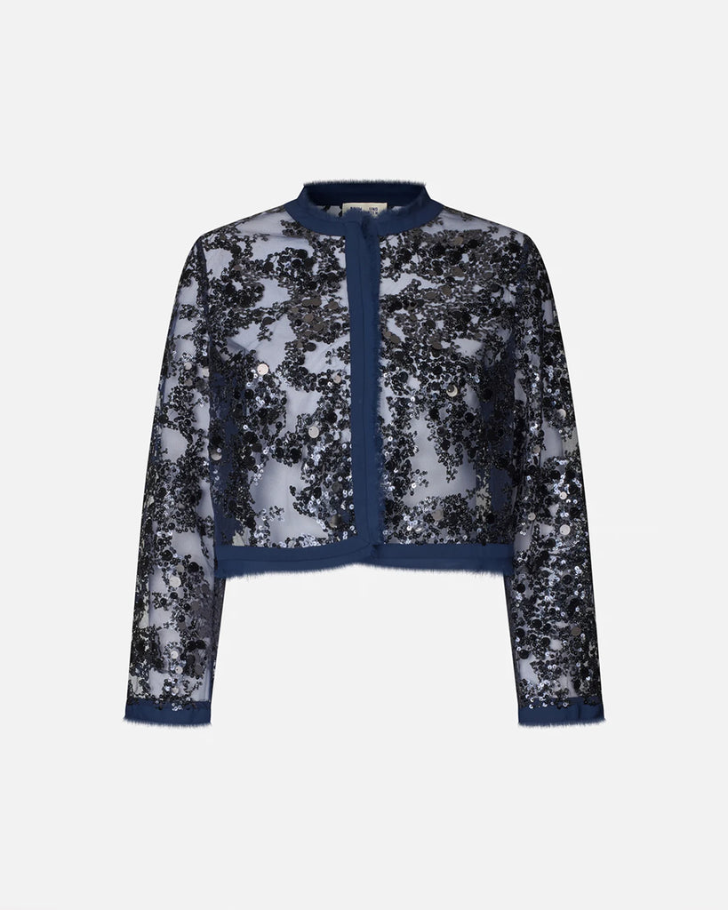 Cienka, transparentna kurtka Bethina Baum und Pferdgarten obszyta błyszczącymi cekinami. Wykończona delikatnymi frędzlami. Kurtka jest zapinana na haftki. Posiada prostu krój. Idealna do spodni i spódnic z wysokim stanem. Świetnie sprawdzi się w warstwowych stylizacjach.&nbsp;