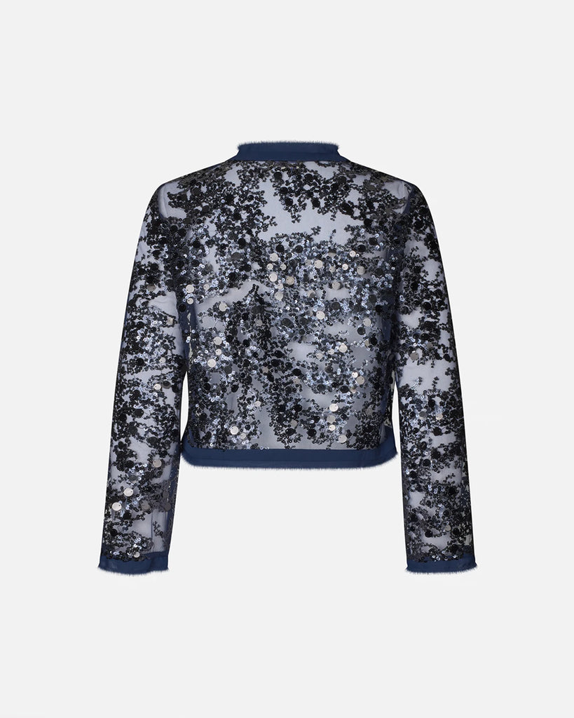 Cienka, transparentna kurtka Bethina Baum und Pferdgarten obszyta błyszczącymi cekinami. Wykończona delikatnymi frędzlami. Kurtka jest zapinana na haftki. Posiada prostu krój. Idealna do spodni i spódnic z wysokim stanem. Świetnie sprawdzi się w warstwowych stylizacjach.&nbsp;