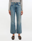 iebieskie jeansy z efektem sprania w stylu vintage Betzy GANNI Mid Blue Vintage ze średnim stanem i skróconą, lekko rozszerzaną u dołu nogawką. Dopasowane na biodrach i udach. Posiadają 5 kieszeni i niewielką naszywkę z logo GANNI na lewej, tylnej kieszeni. Wykonane z bawełny organicznej.

-Wysoki stan

-Miękka, bawełniana tkanina

-Skrócona, rozszerzana nogawka

-Zamów spodnie w swoim normalnym rozmiarze
