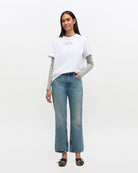 iebieskie jeansy z efektem sprania w stylu vintage Betzy GANNI Mid Blue Vintage ze średnim stanem i skróconą, lekko rozszerzaną u dołu nogawką. Dopasowane na biodrach i udach. Posiadają 5 kieszeni i niewielką naszywkę z logo GANNI na lewej, tylnej kieszeni. Wykonane z bawełny organicznej.

-Wysoki stan

-Miękka, bawełniana tkanina

-Skrócona, rozszerzana nogawka

-Zamów spodnie w swoim normalnym rozmiarze