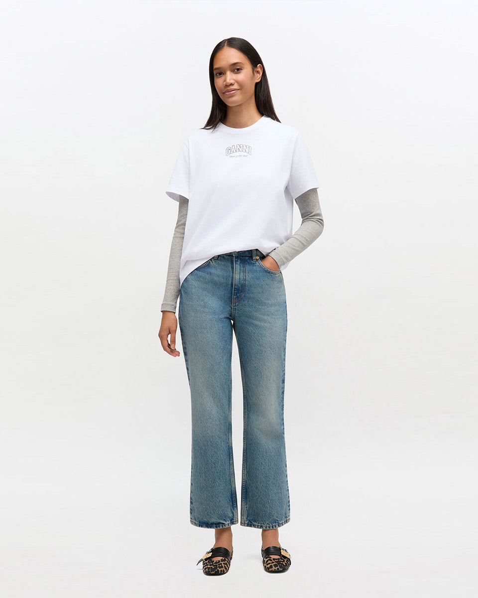 iebieskie jeansy z efektem sprania w stylu vintage Betzy GANNI Mid Blue Vintage ze średnim stanem i skróconą, lekko rozszerzaną u dołu nogawką. Dopasowane na biodrach i udach. Posiadają 5 kieszeni i niewielką naszywkę z logo GANNI na lewej, tylnej kieszeni. Wykonane z bawełny organicznej.

-Wysoki stan

-Miękka, bawełniana tkanina

-Skrócona, rozszerzana nogawka

-Zamów spodnie w swoim normalnym rozmiarze