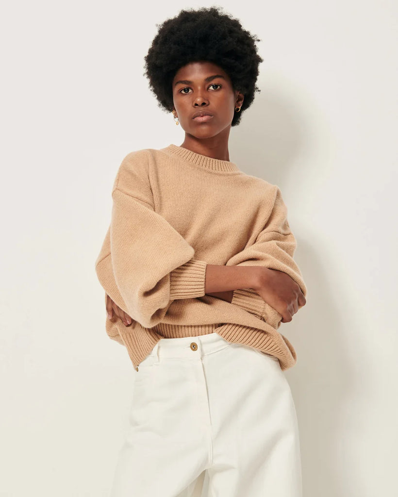 Oversizowy, ciepły sweter Beyeler Milk Tea francuskiej marki Sessun z okrągłym dekoltem i obniżonymi ramionami. Ma szerokie, długie rękawy z dopasowanymi mankietami oraz ściągacz u dołu. Wykonany z dzianiny z mieszanką wełny merino i kaszmiru.
