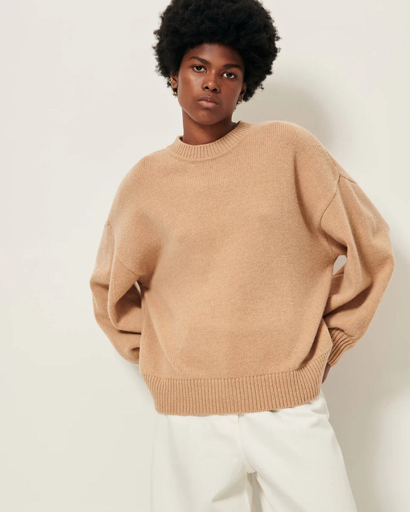 Oversizowy, ciepły sweter Beyeler Milk Tea francuskiej marki Sessun z okrągłym dekoltem i obniżonymi ramionami. Ma szerokie, długie rękawy z dopasowanymi mankietami oraz ściągacz u dołu. Wykonany z dzianiny z mieszanką wełny merino i kaszmiru.
