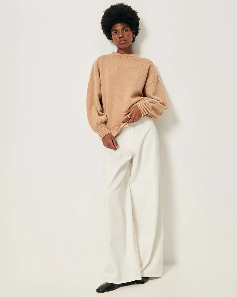 Oversizowy, ciepły sweter Beyeler Milk Tea francuskiej marki Sessun z okrągłym dekoltem i obniżonymi ramionami. Ma szerokie, długie rękawy z dopasowanymi mankietami oraz ściągacz u dołu. Wykonany z dzianiny z mieszanką wełny merino i kaszmiru.
