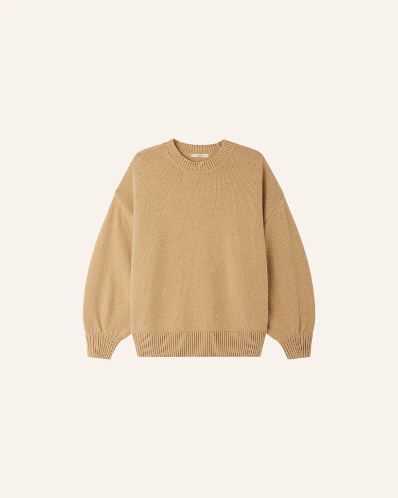 Oversizowy, ciepły sweter Beyeler Milk Tea francuskiej marki Sessun z okrągłym dekoltem i obniżonymi ramionami. Ma szerokie, długie rękawy z dopasowanymi mankietami oraz ściągacz u dołu. Wykonany z dzianiny z mieszanką wełny merino i kaszmiru.
