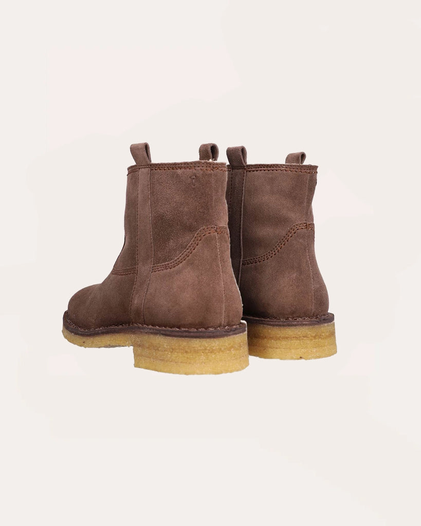 Ręcznie wykonane, zamszowe botki 16958 Billi Bi o długości za kostkę i z zaokrąglonymi noskami. Wewnątrz ocieplane za pomocą wełnianego "misia". Buty mają wygodną, gumową podeszwę.