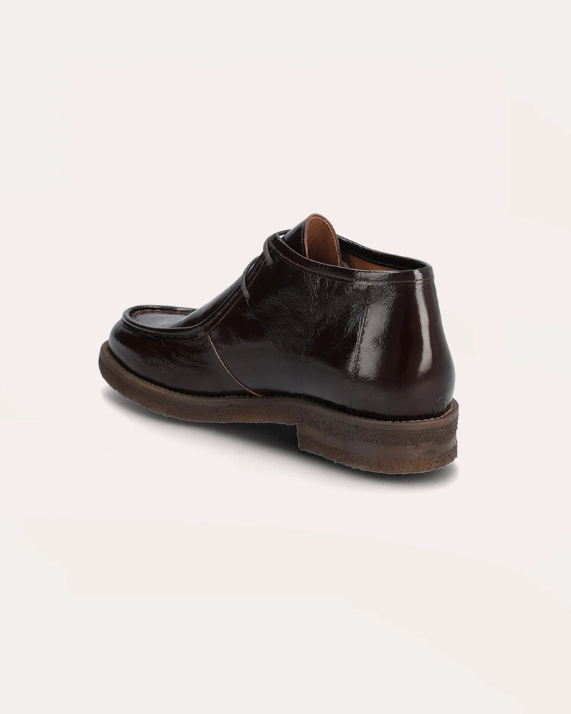 Skórzane, ręcznie wykonane, krótkie botki Billi Bi Copenhagen z okrągłym noskiem i grubym przeszyciem na czubku. Wiązane na sznurówki. Wykonane z miękkiej, lakierowanej skóry naturalnej. Buty posiadają wygodną, gumową podeszwę