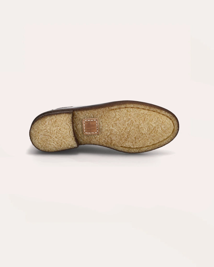 Skórzane, ręcznie wykonane, krótkie botki Billi Bi Copenhagen z okrągłym noskiem i grubym przeszyciem na czubku. Wiązane na sznurówki. Wykonane z miękkiej, lakierowanej skóry naturalnej. Buty posiadają wygodną, gumową podeszwę