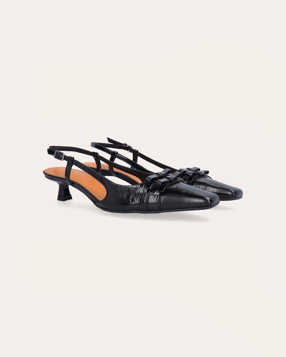 Ręcznie wykonane, czarne, skórzane czółenka 8033 Billi Bi Copenhagen na niskim, wygodnym obcasie. Buty mają długie noski z kwadratowo ściętymi czubkami. Z przozdu dekorowane uroczymi kokardkami