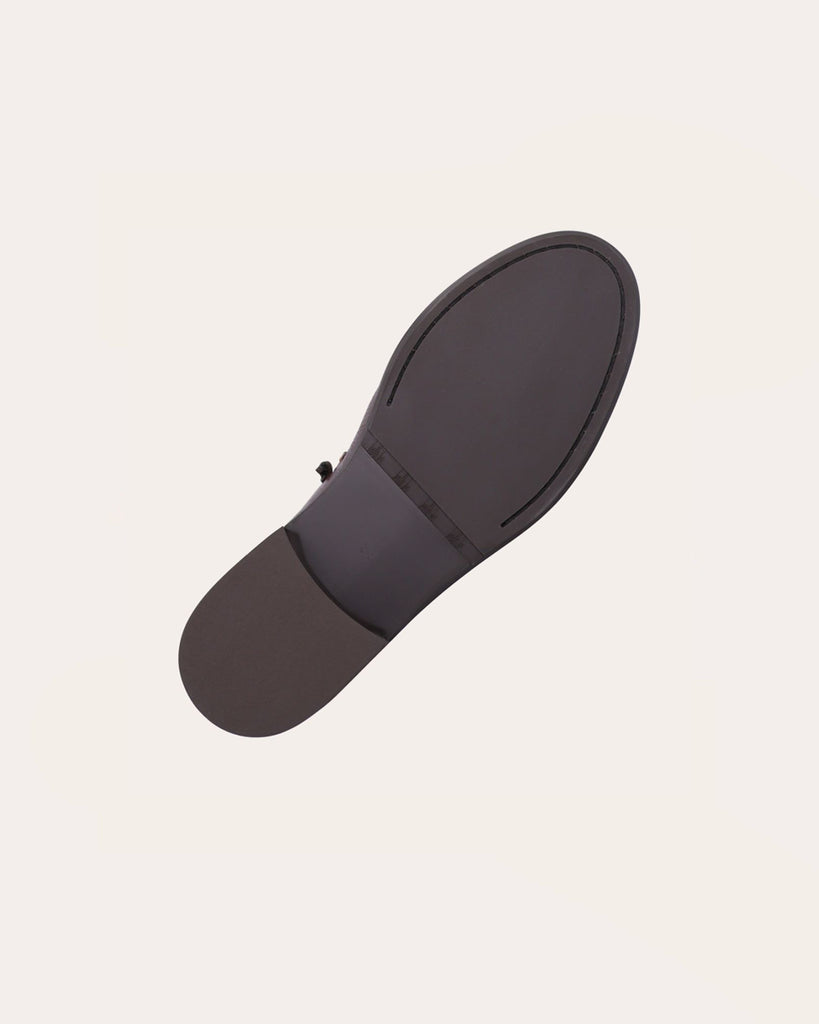 Ręcznie wykonane mokasyny marki Billi Bi Copenhagen z kasztanowej, gładkiej skóry, z okrągłym noskiem i skórzaną, sznurowaną kokardą. Przednia część buta ozdobiona jest wyrazistym ściegiem, który tworzy delikatne marszczenie na skórze, podkreślając ręczne wykończenie. Posiada 2,5 centymetrowy obcas.&nbsp;
