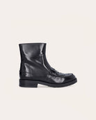 Ręcznie wykonane buty marki Billi Bi Copenhagen z czarnej, gładkiej skóry z okrągłym noskiem. Ozdobione są tkanymi detalami na przedniej części buta oraz przeszyciami z tyłu. Posiadają zamek błyskawiczny od wewnątrz, podeszwę z pół kreplu i 3 centymetrowy obcas.&nbsp;