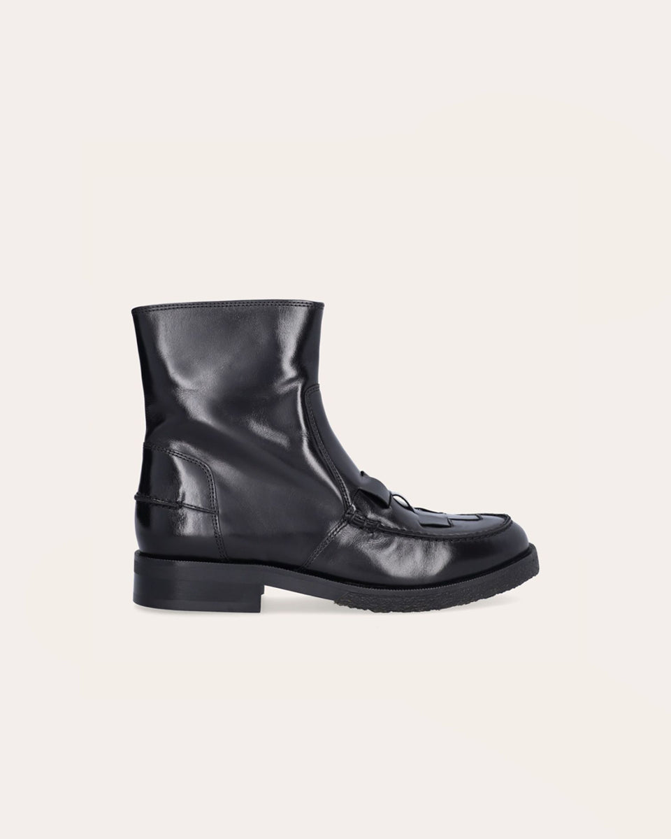 Ręcznie wykonane buty marki Billi Bi Copenhagen z czarnej, gładkiej skóry z okrągłym noskiem. Ozdobione są tkanymi detalami na przedniej części buta oraz przeszyciami z tyłu. Posiadają zamek błyskawiczny od wewnątrz, podeszwę z pół kreplu i 3 centymetrowy obcas.&nbsp;