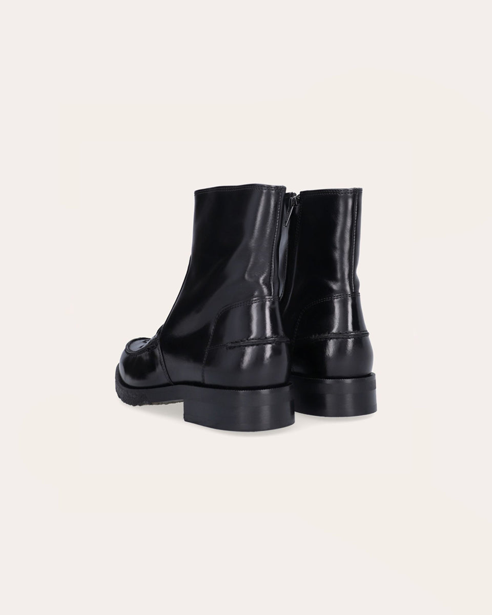 Ręcznie wykonane buty marki Billi Bi Copenhagen z czarnej, gładkiej skóry z okrągłym noskiem. Ozdobione są tkanymi detalami na przedniej części buta oraz przeszyciami z tyłu. Posiadają zamek błyskawiczny od wewnątrz, podeszwę z pół kreplu i 3 centymetrowy obcas.&nbsp;