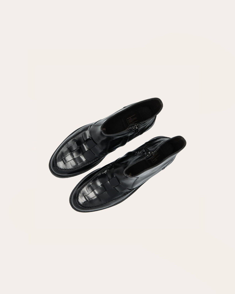 Ręcznie wykonane buty marki Billi Bi Copenhagen z czarnej, gładkiej skóry z okrągłym noskiem. Ozdobione są tkanymi detalami na przedniej części buta oraz przeszyciami z tyłu. Posiadają zamek błyskawiczny od wewnątrz, podeszwę z pół kreplu i 3 centymetrowy obcas.&nbsp;