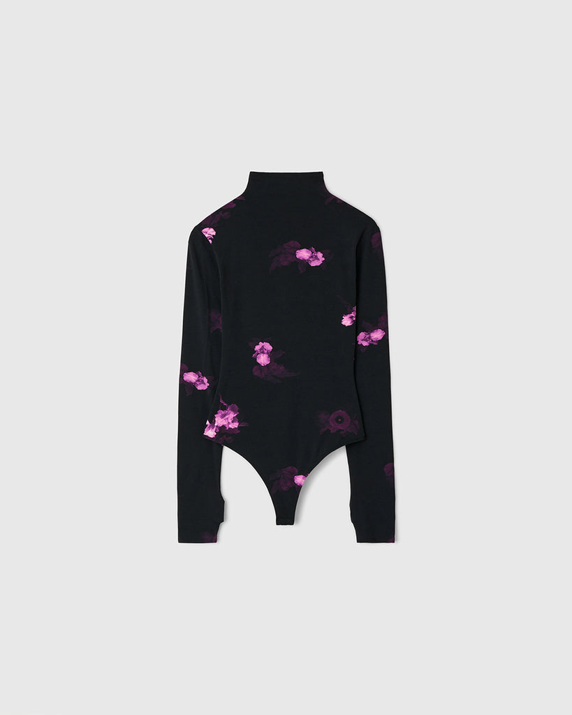 Czarne, przylegające Body Blake Bouquet Dark Purple w kwiatowy print z odkrytymi plecami i półgolfem zapinanym na guziki. Ma długie rękawy z otworami na kciuki. Wykonane z elastycznej bawełny. Świetnie sprawdzi się do eleganckich, wieczorowych stylizacji.