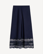Cienka, satynowa spódnica midi Blake By Malene Birger z wysokim stanem. U dołu wykończona delikatną, ażurową koronką. Elastyczna w talii. Elegancka i codzienna zarazem. Połącz ją z ulubionym topem lub oversizowym swetrem. Spódnica ma długość przed kostki.

-Wysoki stan

-Luźny fason

-Zamów spódnicę w swoim normalnym rozmiarze