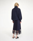 Cienka, satynowa spódnica midi Blake By Malene Birger z wysokim stanem. U dołu wykończona delikatną, ażurową koronką. Elastyczna w talii. Elegancka i codzienna zarazem. Połącz ją z ulubionym topem lub oversizowym swetrem. Spódnica ma długość przed kostki.

-Wysoki stan

-Luźny fason

-Zamów spódnicę w swoim normalnym rozmiarze