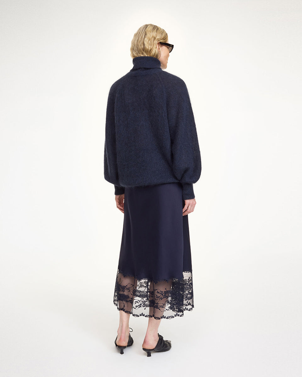 Cienka, satynowa spódnica midi Blake By Malene Birger z wysokim stanem. U dołu wykończona delikatną, ażurową koronką. Elastyczna w talii. Elegancka i codzienna zarazem. Połącz ją z ulubionym topem lub oversizowym swetrem. Spódnica ma długość przed kostki.

-Wysoki stan

-Luźny fason

-Zamów spódnicę w swoim normalnym rozmiarze
