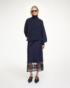 Cienka, satynowa spódnica midi Blake By Malene Birger z wysokim stanem. U dołu wykończona delikatną, ażurową koronką. Elastyczna w talii. Elegancka i codzienna zarazem. Połącz ją z ulubionym topem lub oversizowym swetrem. Spódnica ma długość przed kostki.

-Wysoki stan

-Luźny fason

-Zamów spódnicę w swoim normalnym rozmiarze