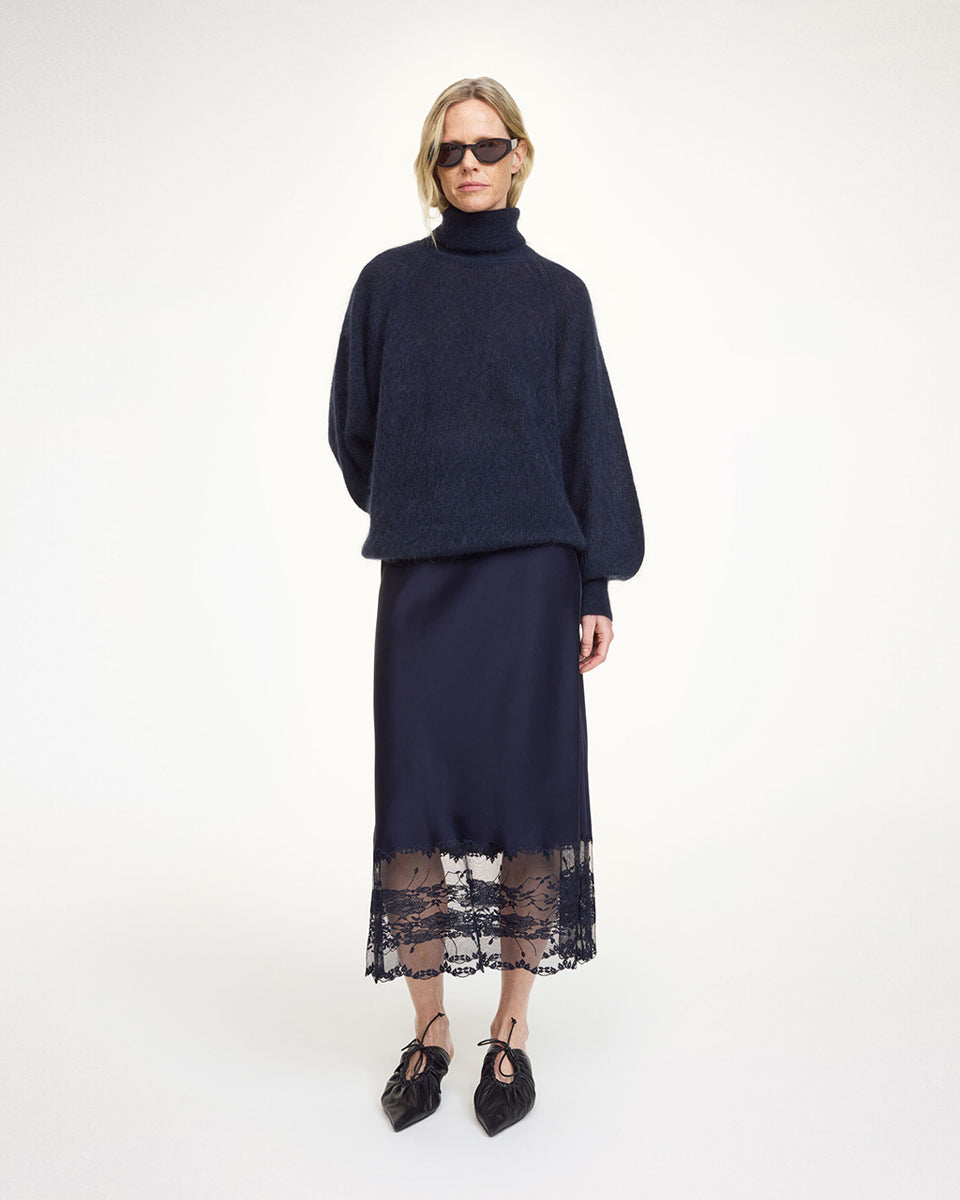 Cienka, satynowa spódnica midi Blake By Malene Birger z wysokim stanem. U dołu wykończona delikatną, ażurową koronką. Elastyczna w talii. Elegancka i codzienna zarazem. Połącz ją z ulubionym topem lub oversizowym swetrem. Spódnica ma długość przed kostki.

-Wysoki stan

-Luźny fason

-Zamów spódnicę w swoim normalnym rozmiarze