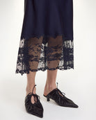 Cienka, satynowa spódnica midi Blake By Malene Birger z wysokim stanem. U dołu wykończona delikatną, ażurową koronką. Elastyczna w talii. Elegancka i codzienna zarazem. Połącz ją z ulubionym topem lub oversizowym swetrem. Spódnica ma długość przed kostki.

-Wysoki stan

-Luźny fason

-Zamów spódnicę w swoim normalnym rozmiarze