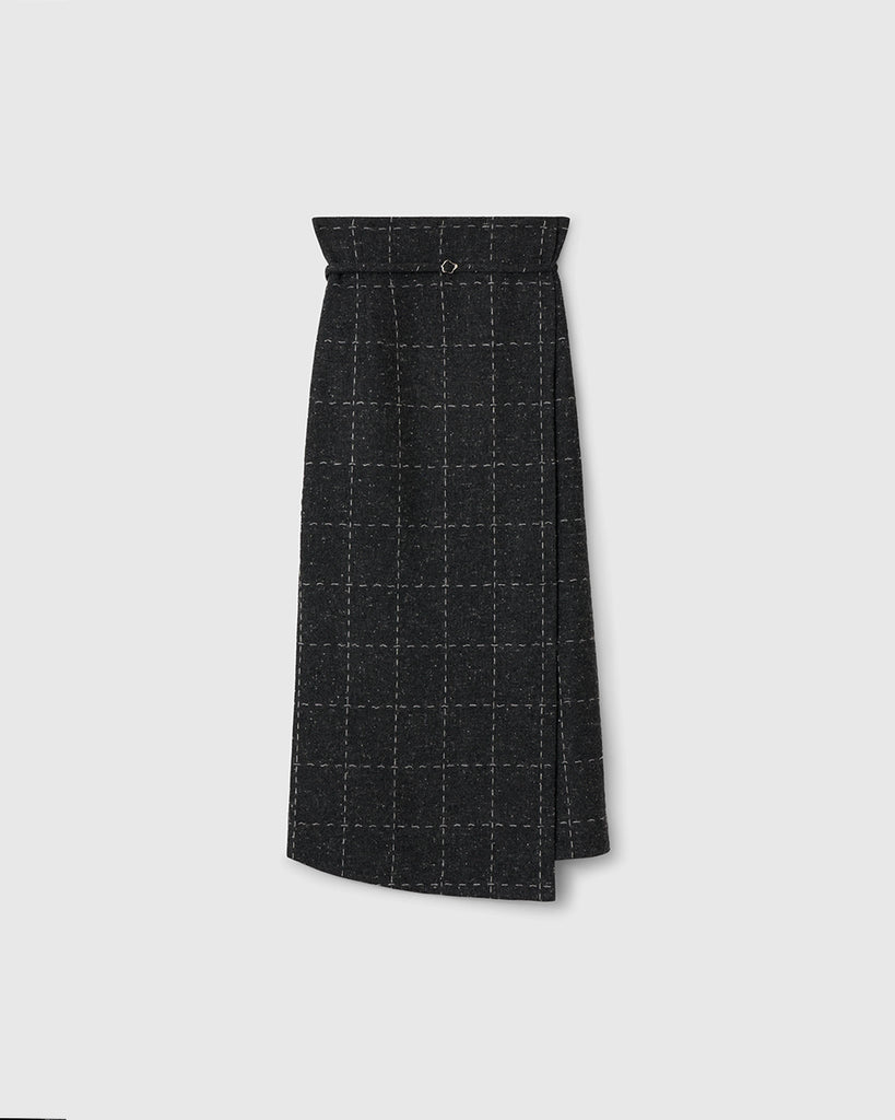 Spódnica midi Blanket Grey Melange w kolorze szarym w kratę. Ma wysoki stan oraz talię w stylu paperbag, którą zdobi sznurek z małą klamrą. Na bokach posiada rozcięcia. Wykonana z mieszanki wełny. Idealnie sprawdzi się do zwiewnych bluzek oraz marynarki Zola Check tej samej marki.&nbsp;
