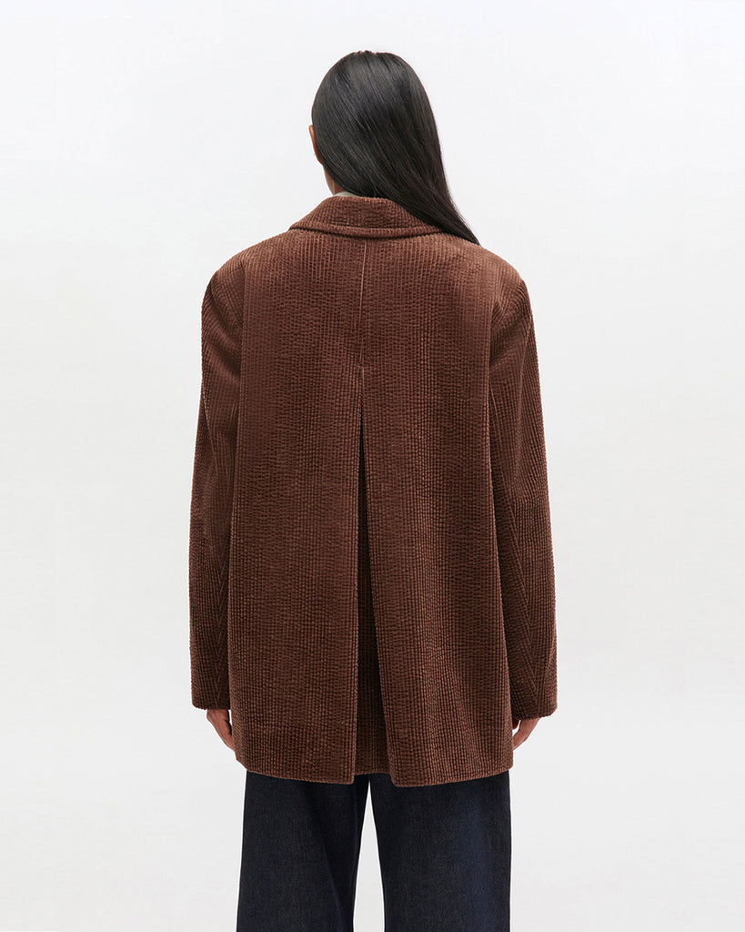 Luźna, prążkowana marynarka 0769 GANNI Chicory Coffee zapinana na dwa guziki z przodu.&nbsp; Posiada dwie, przednie kieszenie z klapkami i jedną kieszonkę nad lewą piersią. Marynarka ma prostu krój i luźny fason. Z tyłu posiada rozcięcie.&nbsp;Wykonana z bawełny organicznej.