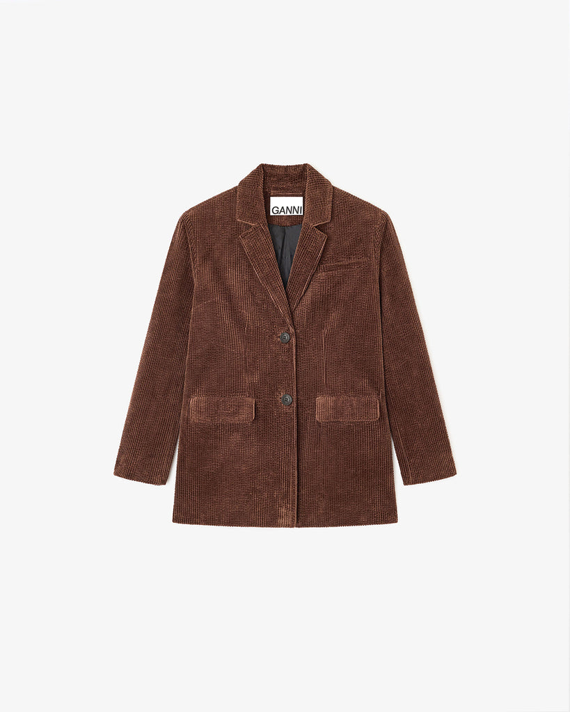 Luźna, prążkowana marynarka 0769 GANNI Chicory Coffee zapinana na dwa guziki z przodu.&nbsp; Posiada dwie, przednie kieszenie z klapkami i jedną kieszonkę nad lewą piersią. Marynarka ma prostu krój i luźny fason. Z tyłu posiada rozcięcie.&nbsp;Wykonana z bawełny organicznej.