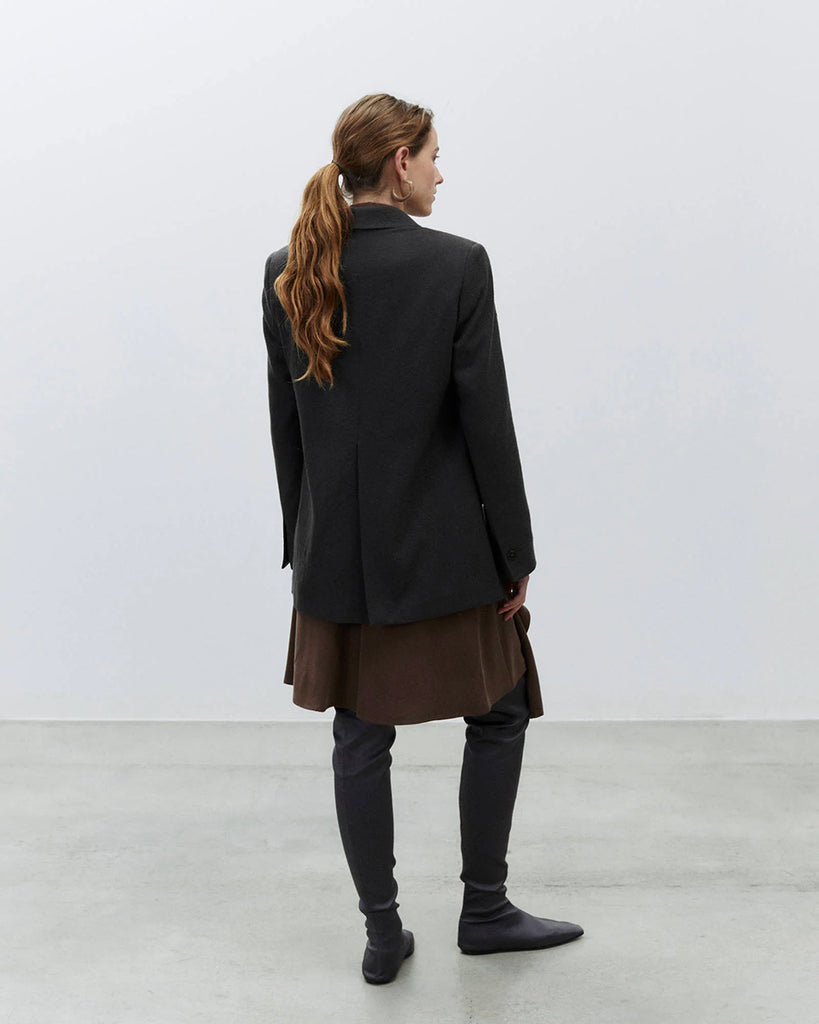 Jednorzędowa, klasyczna marynarka Soft Wool o prostym kroju i długości za biodra. Zapinana na guzik z przodu. Marynarka ma szerokie klapy i trójkątny dekolt. Posiada kieszenie z przodu oraz kieszeń z patką na piersi, zapinaną na guzik. Wykonana w 100% z wełny.&nbsp;