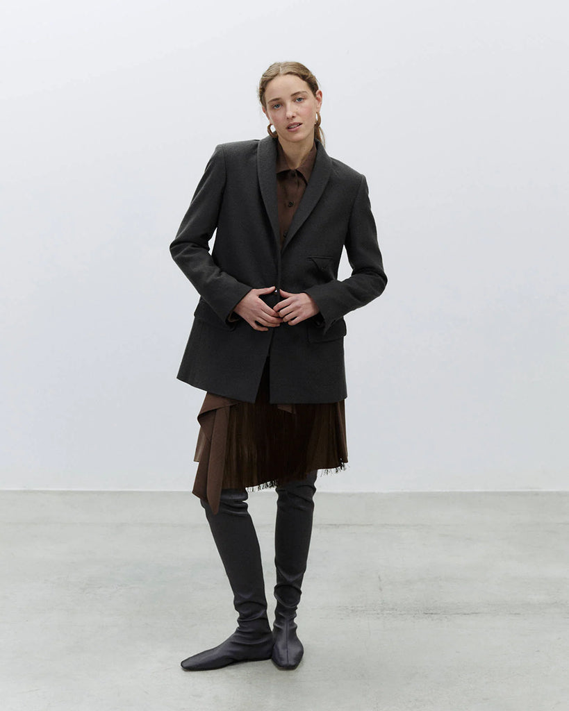 Jednorzędowa, klasyczna marynarka Soft Wool o prostym kroju i długości za biodra. Zapinana na guzik z przodu. Marynarka ma szerokie klapy i trójkątny dekolt. Posiada kieszenie z przodu oraz kieszeń z patką na piersi, zapinaną na guzik. Wykonana w 100% z wełny.&nbsp;