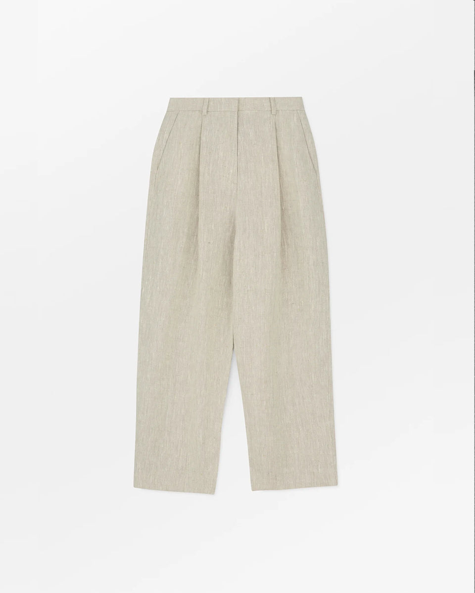 Lniane spodnie Bob Light Linen marki SKALL o skróconym, szerokim kroju z plisowanym przodem i luźnym, średnim stanem. Posiadają kieszenie boczne, pojedynczą kieszeń z wpustem z tyłu oraz szlufki na pasek. Wykonane w 100% z lnu, z włoskiego materiału. Spodnie idealnie sprawdzą się jako element modnych, letnich stylizacji.

-Skrócony krój

-Średni stan

-Plisowany przód&nbsp;

-Zamów spodnie w swoim standardowym rozmiarze