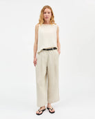 Lniane spodnie Bob Light Linen marki SKALL o skróconym, szerokim kroju z plisowanym przodem i luźnym, średnim stanem. Posiadają kieszenie boczne, pojedynczą kieszeń z wpustem z tyłu oraz szlufki na pasek. Wykonane w 100% z lnu, z włoskiego materiału. Spodnie idealnie sprawdzą się jako element modnych, letnich stylizacji.

-Skrócony krój

-Średni stan

-Plisowany przód&nbsp;

-Zamów spodnie w swoim standardowym rozmiarze