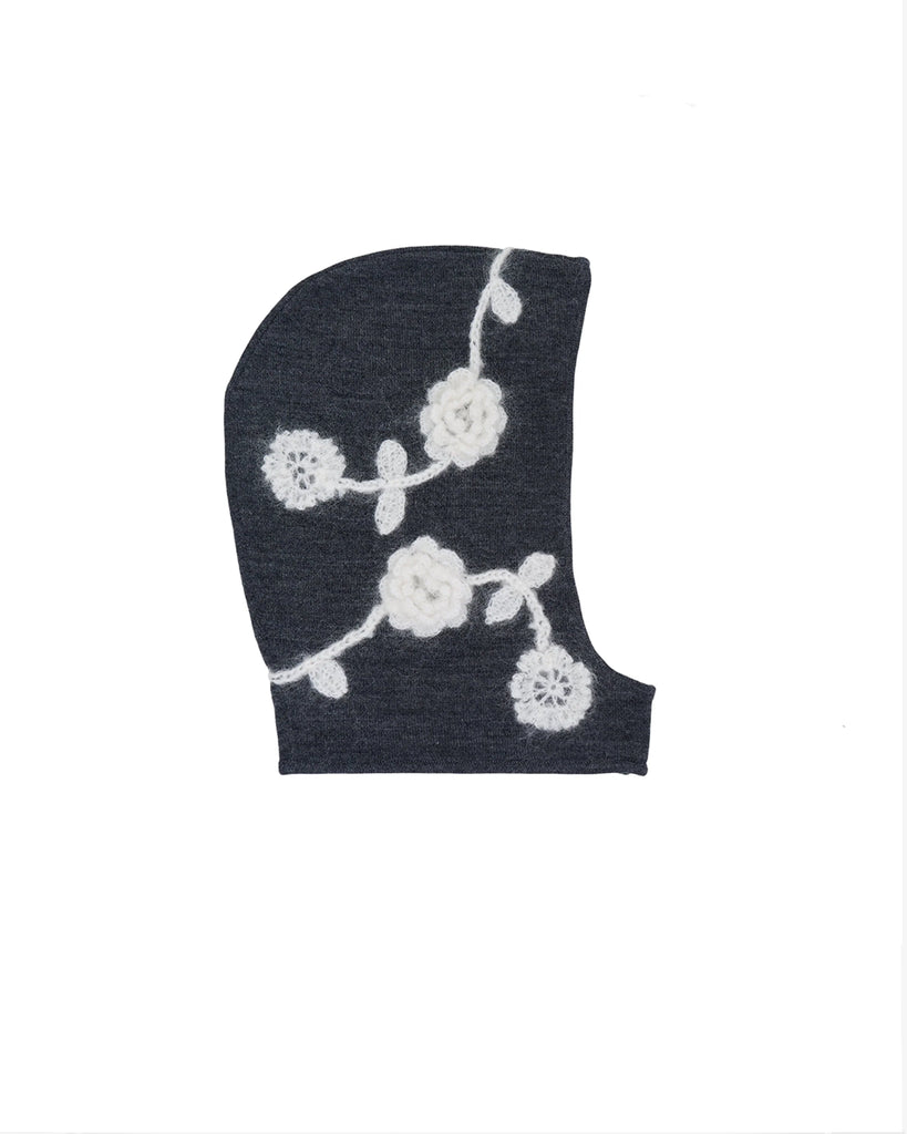 Szara balaclava 7271 GANNI Phantom zdobiona kwiatowymi haftami. Wykonana z mieszanki wełny i moheru.&nbsp;