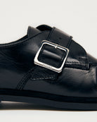 Czarne mokasyny Alohas Brandy Black Leather Loafers ze srebrną klamrą, która dodaje elegancji. Model charakteryzuje się unikatowym, marszczonym wykończeniem na nosku. Wykonane z wysokiej jakości skóry. Idealnie łączą ponadczasowy design z nowoczesnymi detalami.
