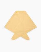 Dzianinowy, pastelowy szalik Breeze Bandana Sunlight w kształcie bandany. Składa się z trójkątnej części głównej z dłuższymi troczkami zaprojektowanymi do owinięcia pod szyją, co pozwala na naturalne i schludne układanie się materiału. Wykonany z 9% wełny merino oraz 10% kaszmiru, co zapewnia mu miękkość i ciepło.&nbsp;